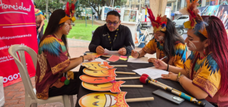 Personas participan en una jornada de la estrategia Bogotaneidad en La Alquería, organizada por la Alcaldía Local de Puente Aranda, con actividades de sensibilización sobre el acoso sexual callejero.