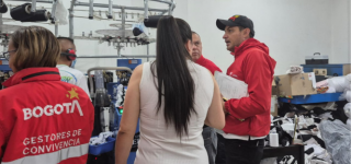 Funcionarios de la Alcaldía Local de Puente Aranda realizan una jornada de inspección en un establecimiento comercial. En la imagen se observan gestores de convivencia y personal técnico verificando documentos y maquinaria como parte de los operativos de Inspección, Vigilancia y Control (IVC) a bodegas y comercios de la localidad.